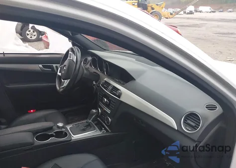 2013 Mercedes-Benz C 300 Luxury 4Matic/Sport 4Matic z USA, uszkodzony, nr VIN WDDGF8ABXDR289262